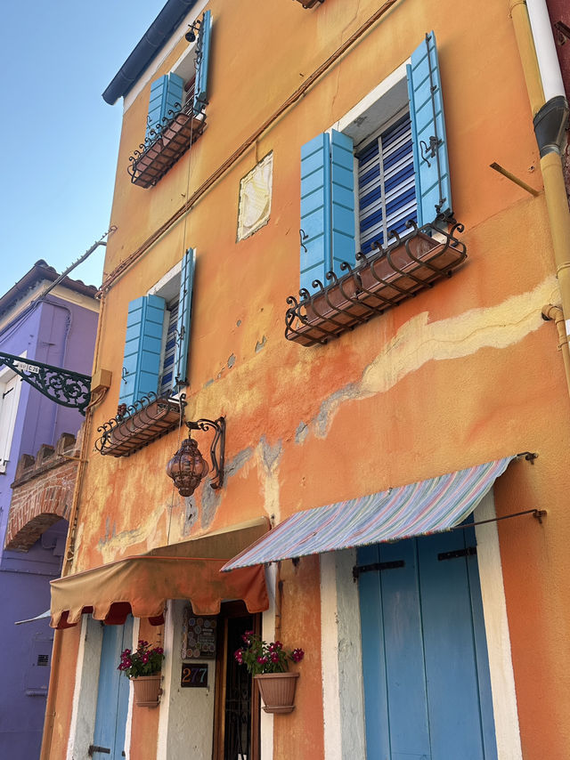 From glass-blown magic in Murano to rainbow dreams in Burano 🌈✨ Just a vaporetto ride away from Ven
