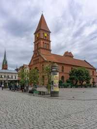 🏰🌠 “Where Gothic Meets Gingerbread: A Timeless Walk Through Toruń” 🇵🇱✨