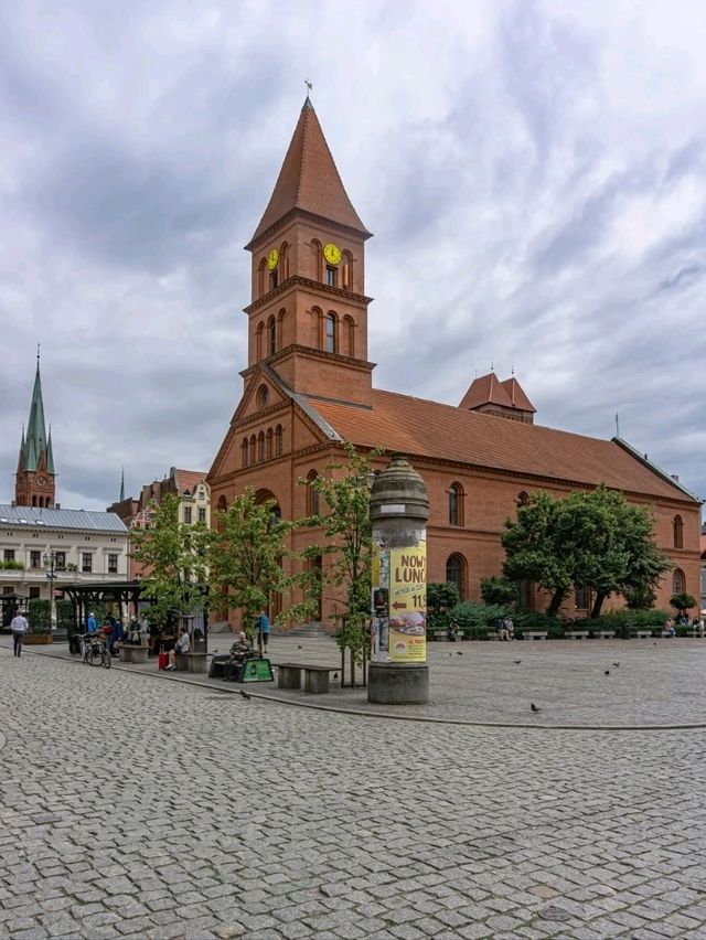🏰🌠 “Where Gothic Meets Gingerbread: A Timeless Walk Through Toruń” 🇵🇱✨