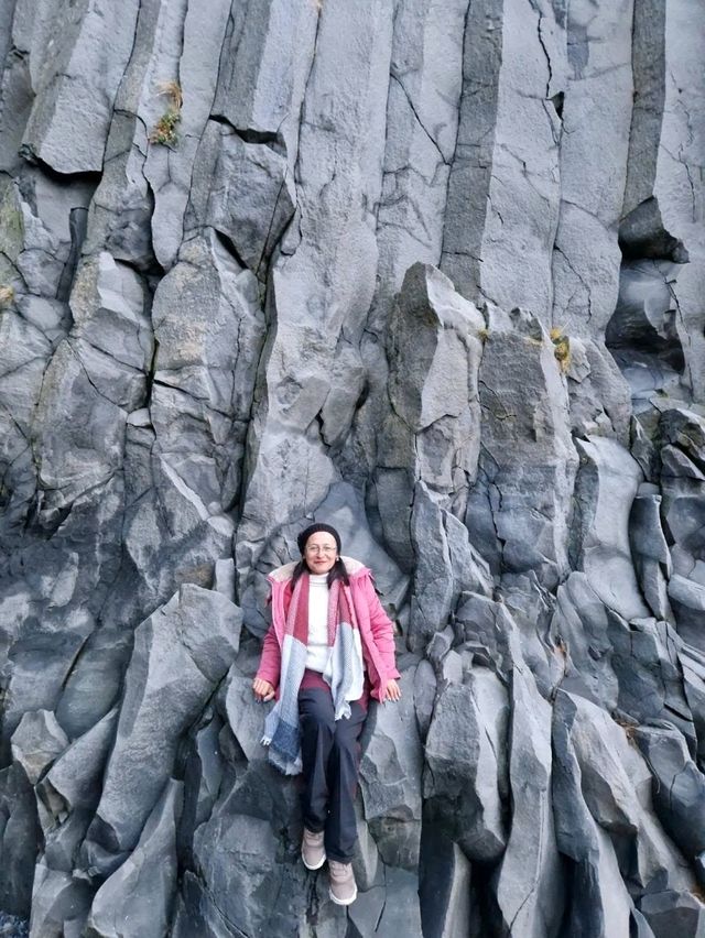 🌋 Reynisfjara Black Beach: Iceland's Dramatic Must-See! 🏖️⚠️