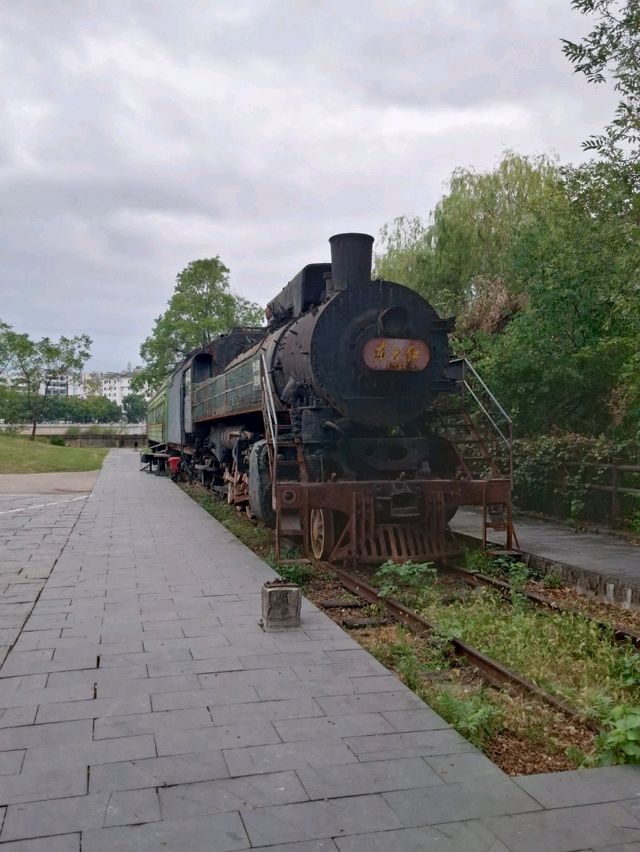 Wanliuzhou Park, Yushan County – A Riverside Gem 🌿🏞️