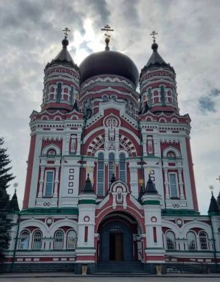 St. Panteleimon's Cathedral: Kyiv's Stunning Neo-Byzantine Revival 🛐✨