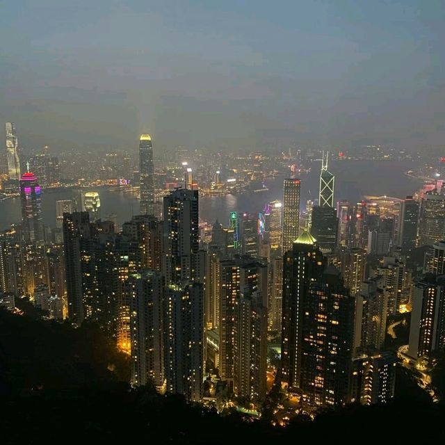 乘六代山頂纜車 賞百萬維港夜景