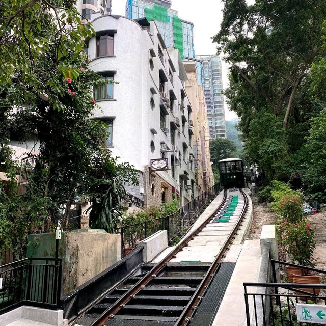 乘六代山頂纜車 賞百萬維港夜景