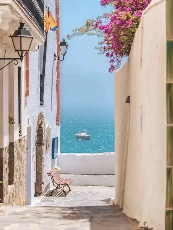 Touring Spain | Cadaqués | Surrealistic Colorful Town