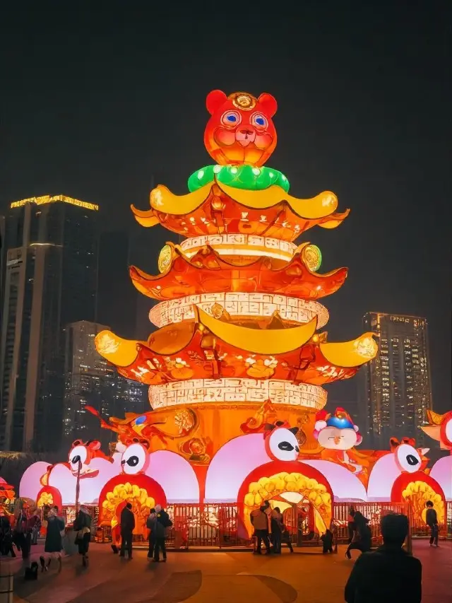 Chengdu Panda Lantern Festival: A dazzling encounter with pandas!