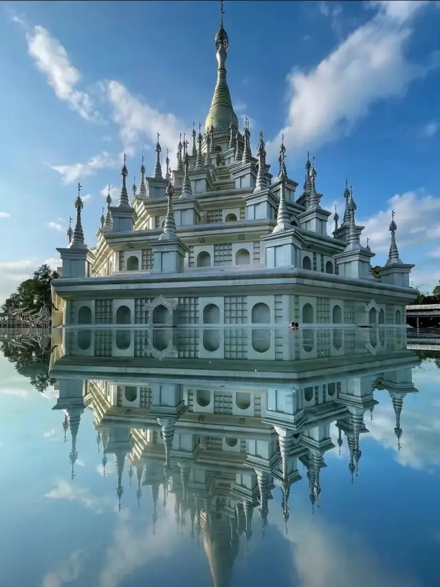 Mangshi is vibrant with its Silver Tower, it's very beautiful and suitable for taking large-scale portraits