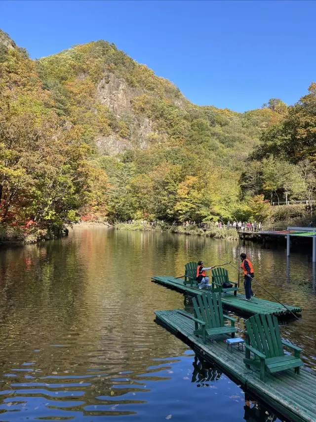 Visit the Guanmen Mountain National Forest Park to see the red leaves