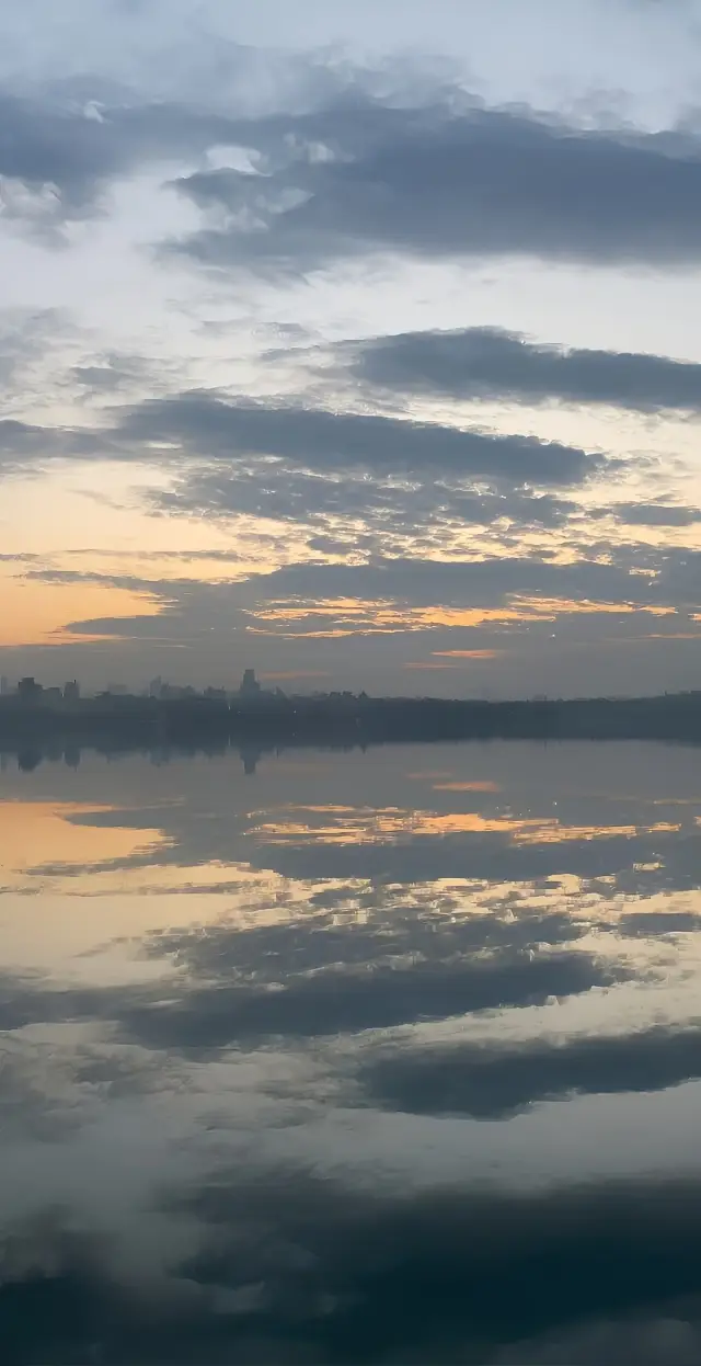 Is this what they call 'the autumn water shares a scenic hue with the vast sky'?