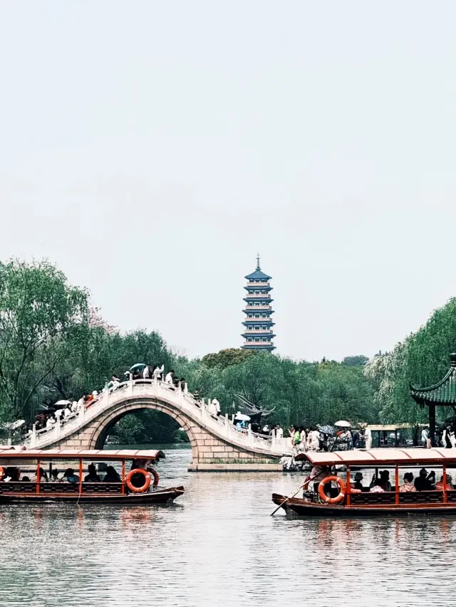 Fireworks in March descend upon Yangzhou