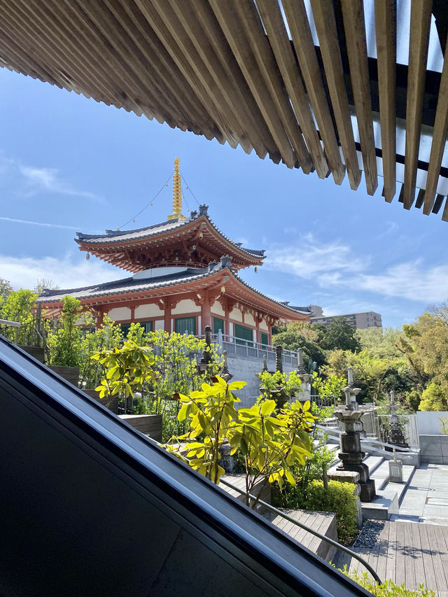有自動扶梯的八事興正寺