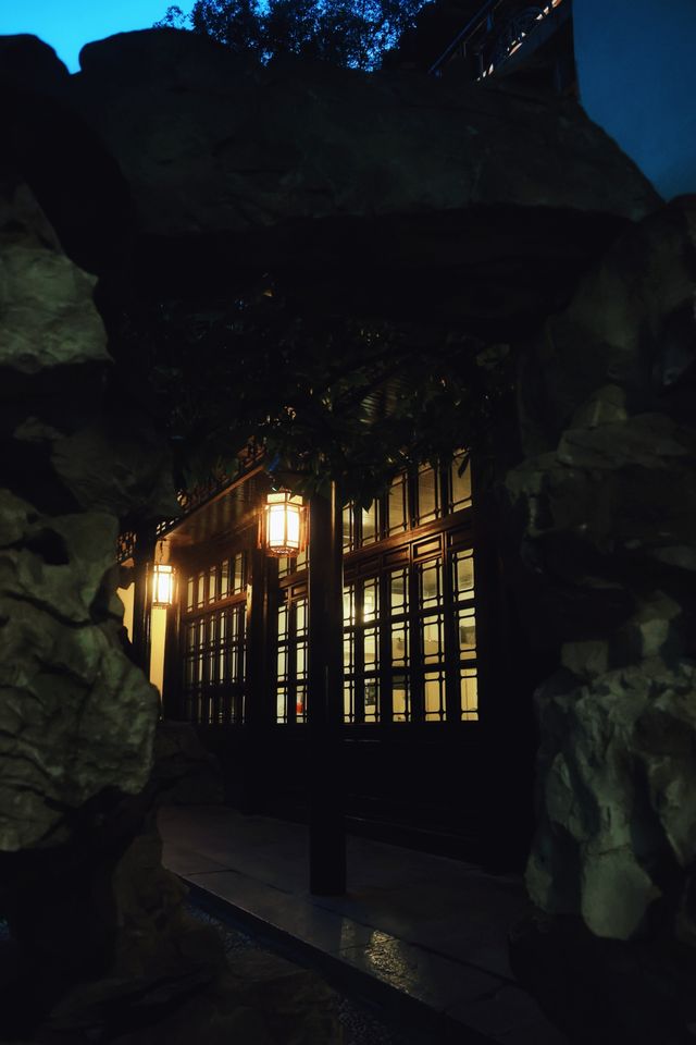 夜遊何園，別具一番風景