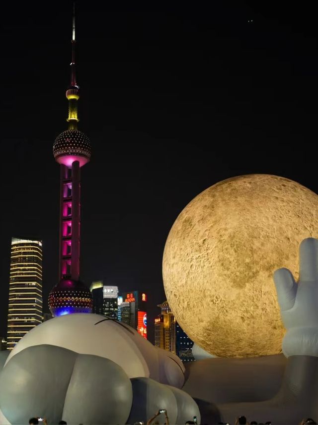 朋友圈問瘋了魔都黃浦江畔驚現懷抱“超級大月亮”