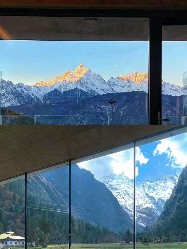雾浓頂可以欣賞到日照金山的絕美景色!