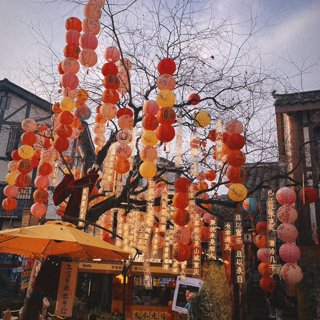 一人去旅行｜到處都是人，沙坪壩區磁器口古鎮太有年味兒了，很熱鬧