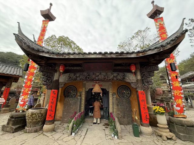 龍潭古寺：年初二登高祈福