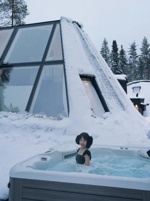芬蘭雪地浸溫泉，雪頂玻璃屋追極光