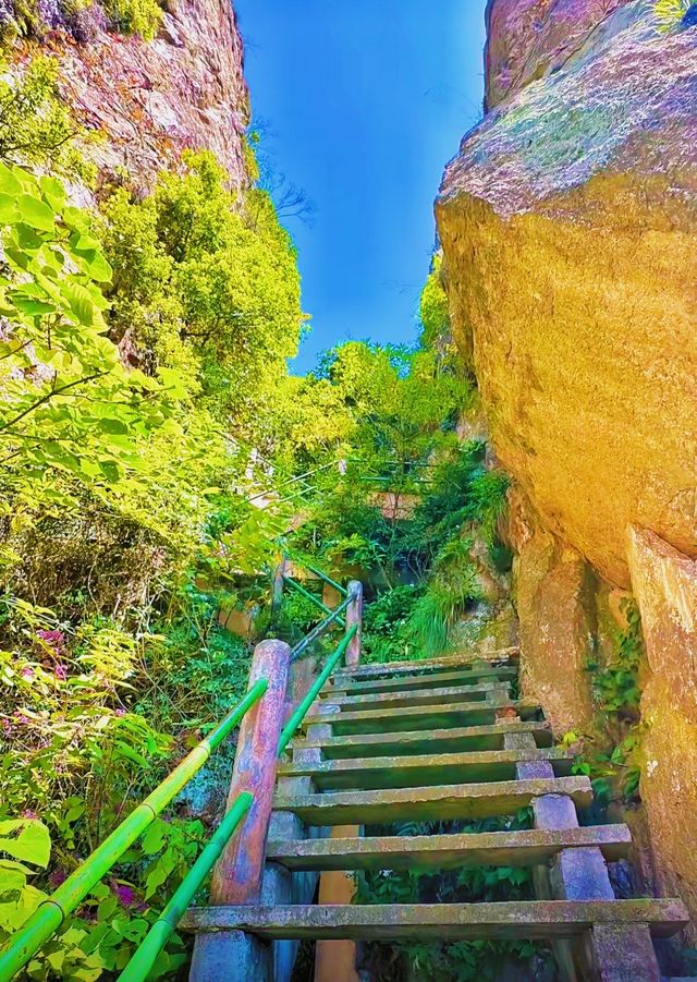 仙華奇峰秀，雲霧繞山幽，仿若仙蹤留