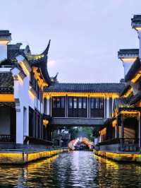夕陽登畫舫，夜泊歸來已是燈火闌珊。