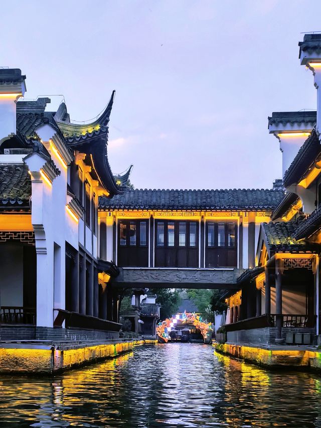夕陽登畫舫，夜泊歸來已是燈火闌珊。