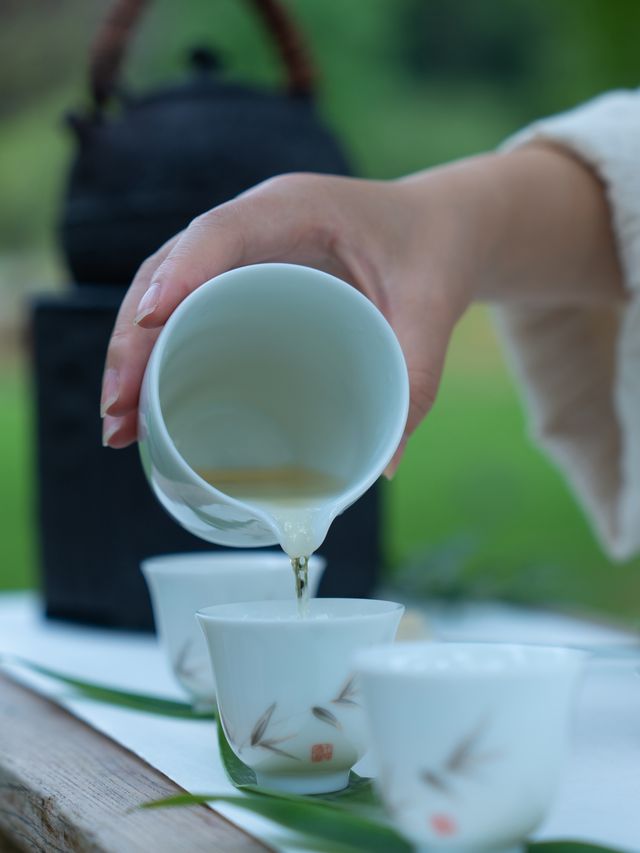 喺未晞園嘅茶園，親手炒製一杯春茶