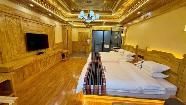 >     住進扎尕那嘅「心臟」地帶！