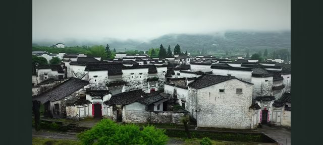 墨痕深處覓徽州  

踩著晨霧未散嘅青石板，我跌入咗徽州嘅水墨長卷裡。呢度嘅山、水、村落，都似係從硯台