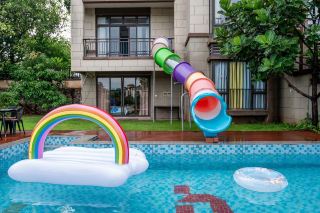 Escape the summer heat in Foshan! Sliding directly into the pool is so much fun!