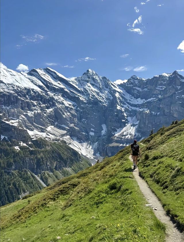 瑞士以其壯麗的阿爾卑斯山景、迷人的湖泊和高效的交通系統聞名，是歐洲最受歡迎的旅遊目的地之一。以下是精