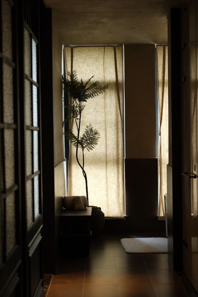 成都呢間酒店嘅光影入面，藏住雪松香嘅溫柔暴擊