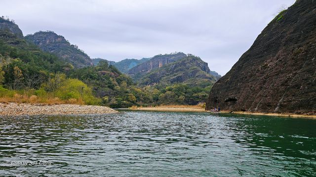 在武夷山竹筏上看盡九曲十八彎