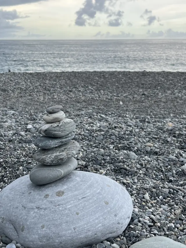 🌊 Qixingtan Beach Stone Stacking: 7 Stones, 1 Magical Moment! 🪨