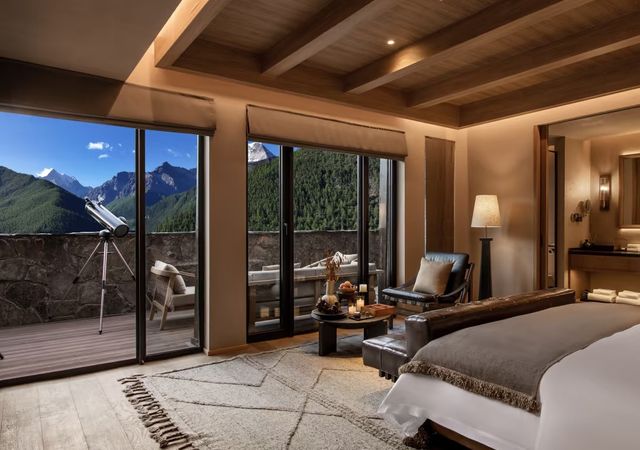 稻城亞丁必住！躺在房間就能看日照金山的神仙酒店