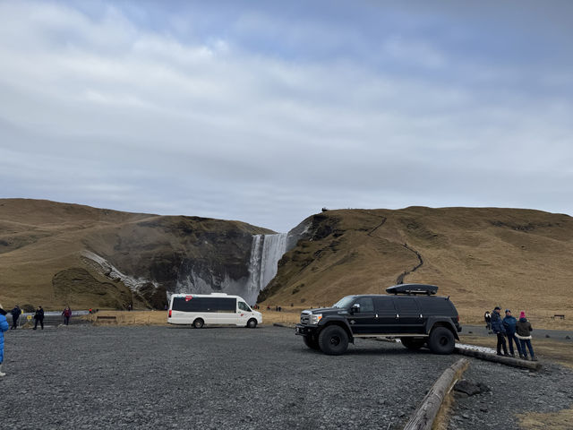 冰島有多層梯級瀑布的斯科加瀑布