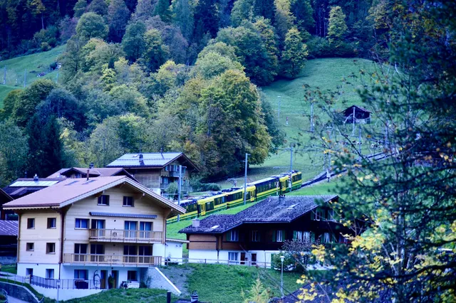 瑞士必衝！勞特布倫嫩的瀑布和火車太會撩了
