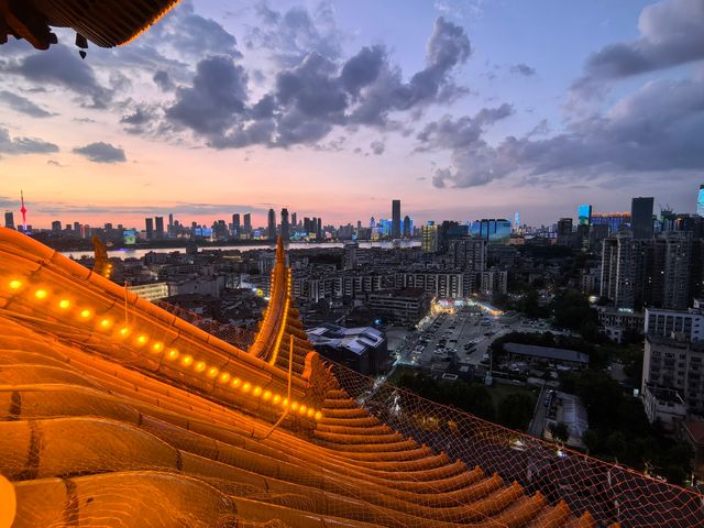 武漢夜遊黃鶴樓親測燈光秀美翻啦！