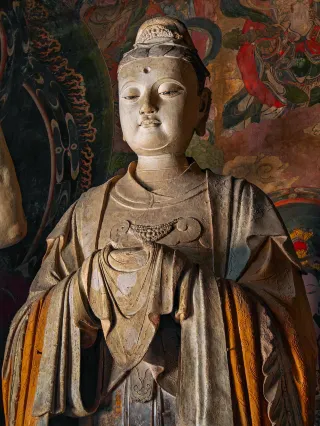 Eye to eye with the Jin Dynasty's "Zhou Xun," her gaze holds all the compassion in the world