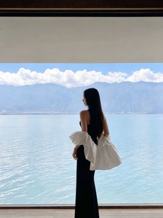 See Erhai lake up close under Dali’s romantic ceiling!