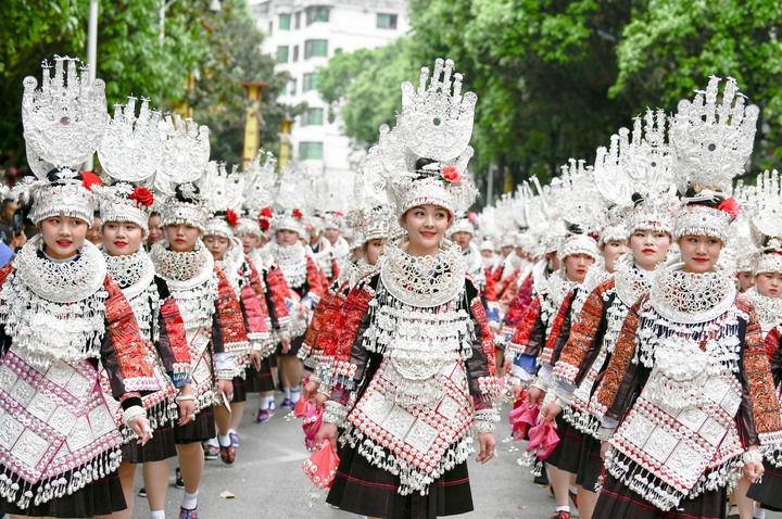 กิจกรรมวันแรงงานเริ่มต้นขึ้นในมณฑลกุ้ยโจวทางตะวันออกเฉียงใต้ และรถไฟ "กุ้ยโจวหลากสี" ก็ได้ออกเดินทางเที่ยวแรก