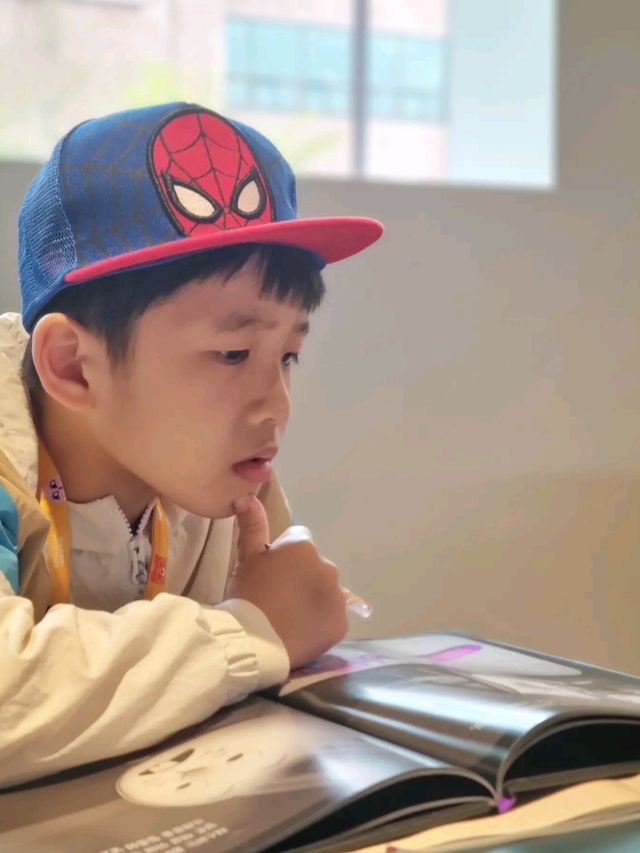 독서하기 좋은 여유로운 카페