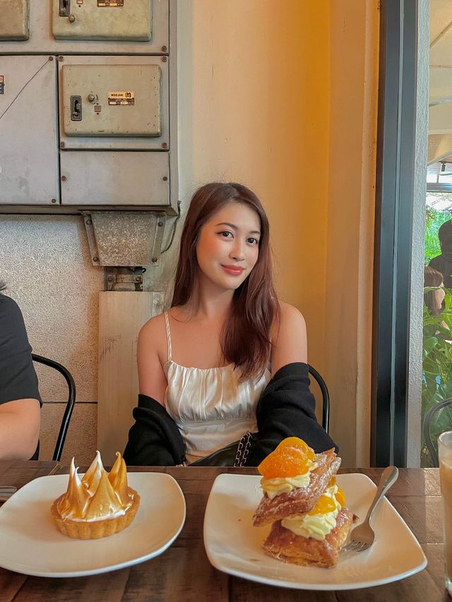 It's café o'clock 🕰️🍵🥐☕️