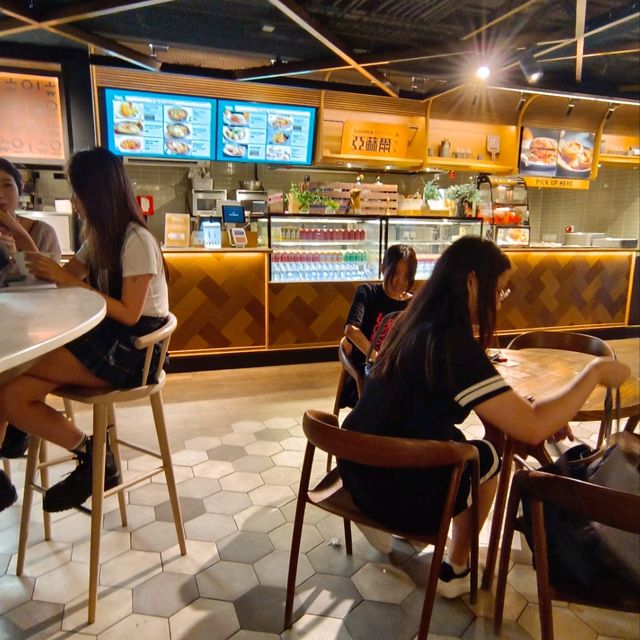 在尖沙咀海邊欣賞夜景 , 享用澳門美食！！！