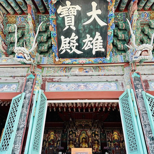 環繞山與海邊的寺廟 - 海東龍宮寺