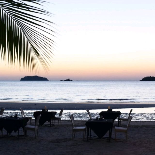 รีสอร์ทสไตล์ทรอปิคอลสุดชิลล์ริมหาดเกาะช้าง