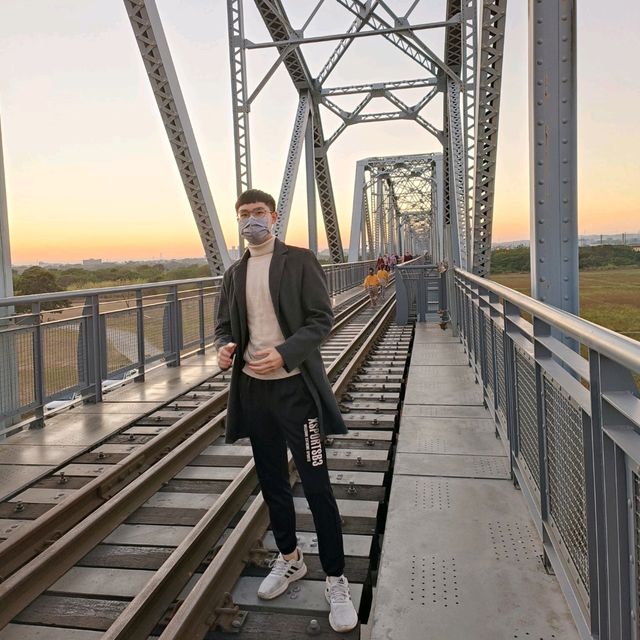 高屏舊鐵橋 夕陽餘暉美不勝收
