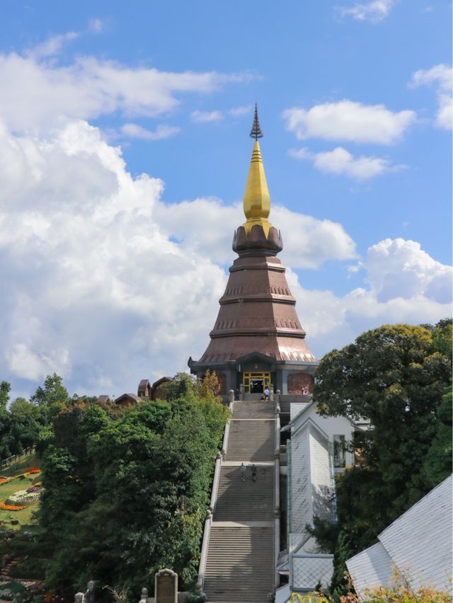 สักการะ องค์พระมหาธาตุคู่พระบารมี บนดอยอินทนนท์