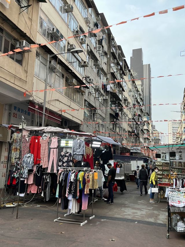 擁有香港平民夜總會之稱嘅廟街