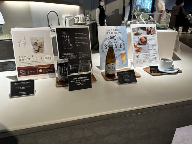 東京・羽田空港。第1ターミナル(南ウイング)保安検査場内の有料ラウンジ『POWER LOUNGE SOUTH 』
