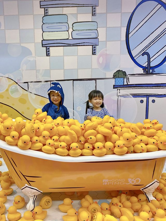 泡泡浴🫧「飛天橡皮鴨」🐥🐥衝上昂坪 ！與5,000 隻橡皮鴨打卡啦！