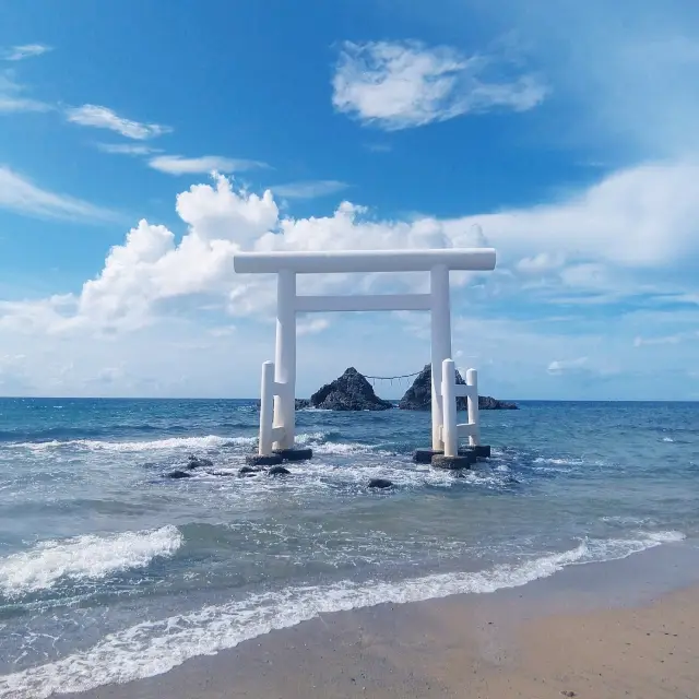 【福岡-糸島】海に浮かぶ純白の白鳥居